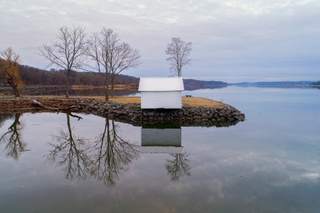 Hut on the Hudson